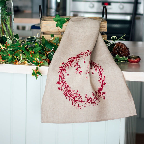 https://www.helenround.com/cdn/shop/products/Helen-Round-Linen-Tea-Towel-natural-Wreath-Christmas-Collection-234903_grande.jpg?v=1665502904